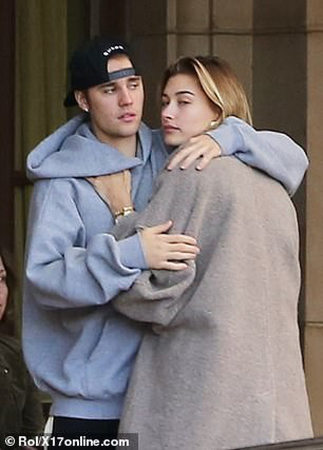 Sau trận cãi vã vì Selena, Justin Bieber và vợ lại nhí nhố nhảy múa rồi hôn nhau hạnh phúc trên phố