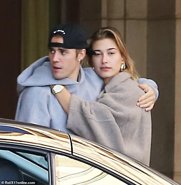 Sau trận cãi vã vì Selena, Justin Bieber và vợ lại nhí nhố nhảy múa rồi hôn nhau hạnh phúc trên phố