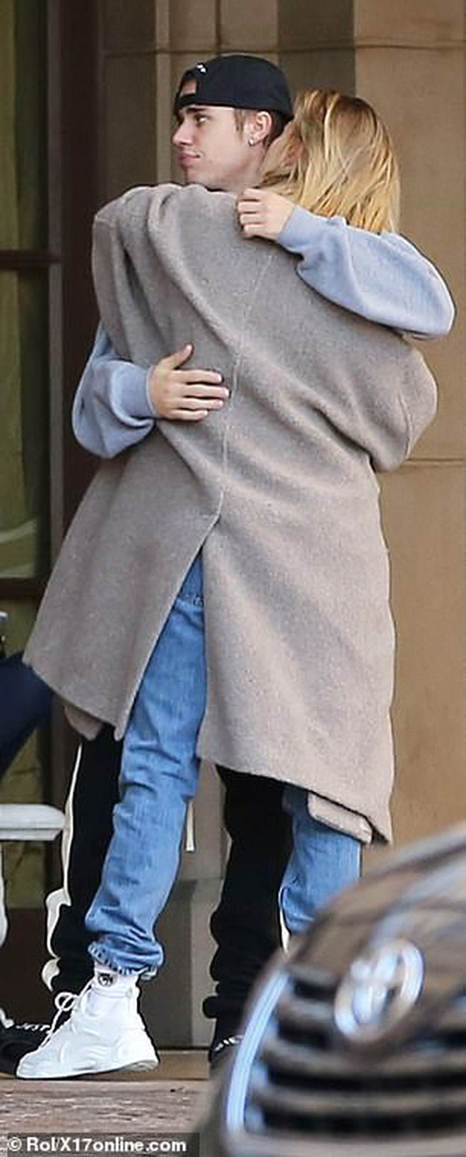 Sau trận cãi vã vì Selena, Justin Bieber và vợ lại nhí nhố nhảy múa rồi hôn nhau hạnh phúc trên phố