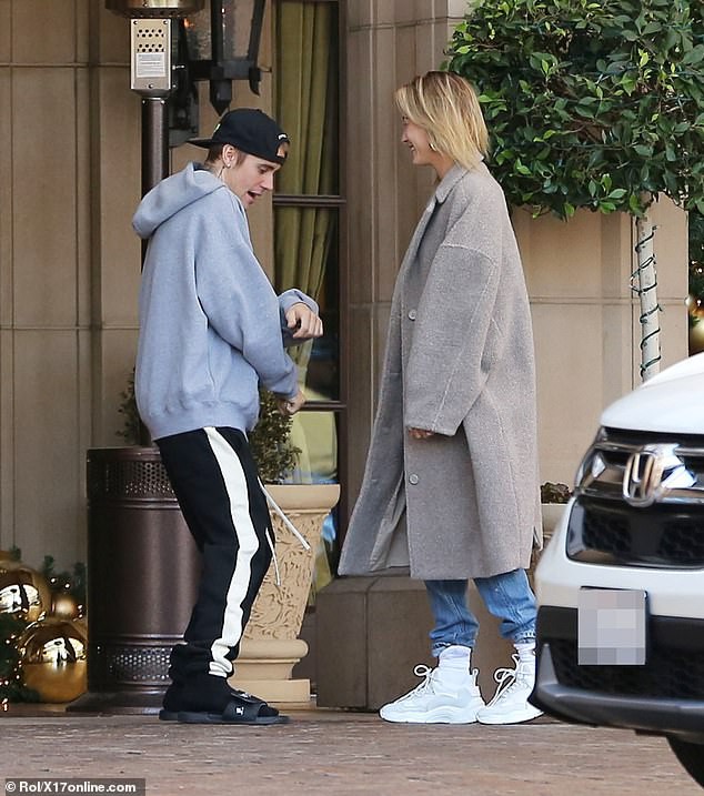 Sau trận cãi vã vì Selena, Justin Bieber và vợ lại nhí nhố nhảy múa rồi hôn nhau hạnh phúc trên phố