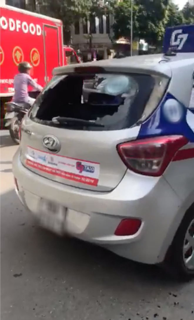 Hà Nội: Thanh niên bảnh bao lùi xe gây va chạm với taxi rồi thẳng tay đập đầu tài xế đến vỡ kính
