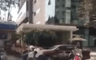 Hà Nội: Thanh niên bảnh bao lùi xe gây va chạm với taxi rồi thẳng tay đập đầu tài xế đến vỡ kính