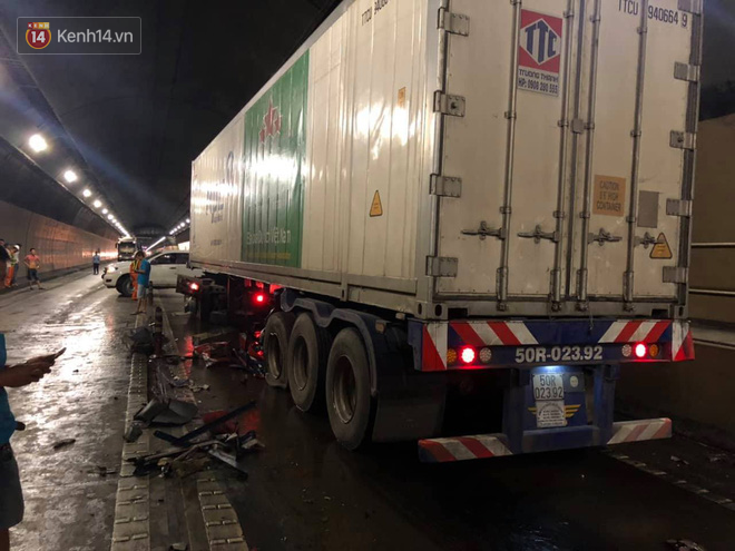 Clip: 2 xe đầu kéo đối đầu kinh hoàng trong hầm Hải Vân, giao thông Bắc Nam tê liệt