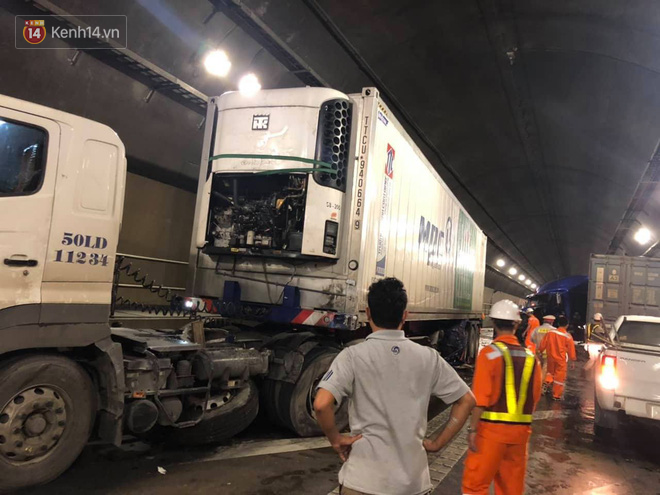 Clip: 2 xe đầu kéo đối đầu kinh hoàng trong hầm Hải Vân, giao thông Bắc Nam tê liệt