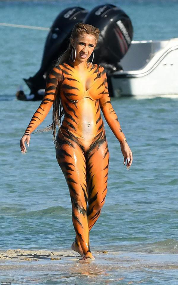 Đi biển nhưng vẫn nhớ sự hoang dã rừng xanh, Cardi B hóa thân thành Chúa sơn lâm đi tắm