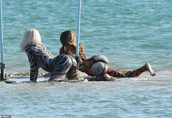 Đi biển nhưng vẫn nhớ sự hoang dã rừng xanh, Cardi B hóa thân thành Chúa sơn lâm đi tắm