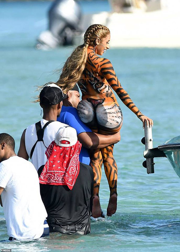 Đi biển nhưng vẫn nhớ sự hoang dã rừng xanh, Cardi B hóa thân thành Chúa sơn lâm đi tắm