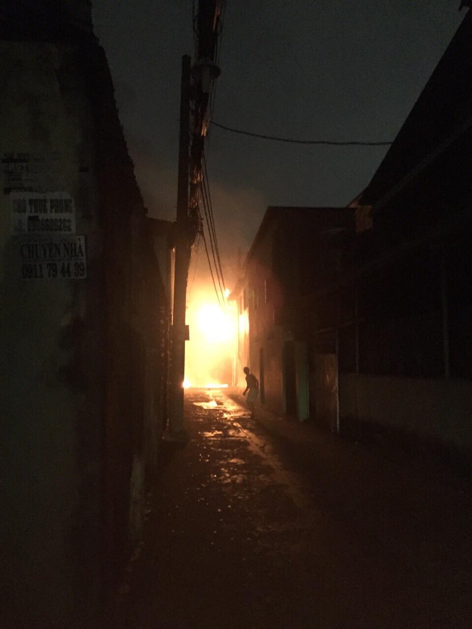 Cháy trụ điện kèm tiếng nổ lớn, người dân hoảng loạn tháo chạy