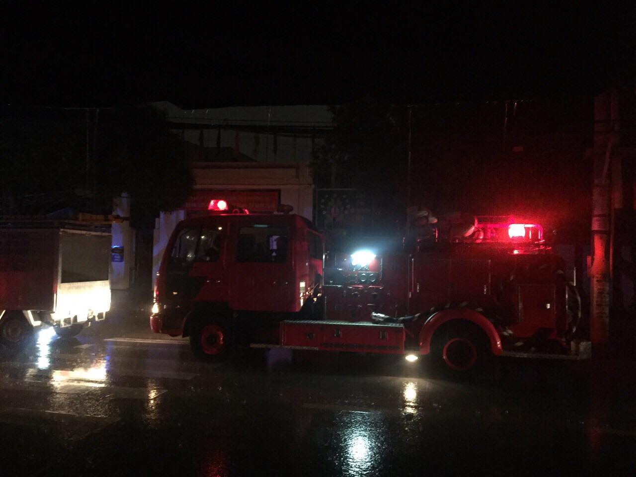 Cháy trụ điện kèm tiếng nổ lớn, người dân hoảng loạn tháo chạy