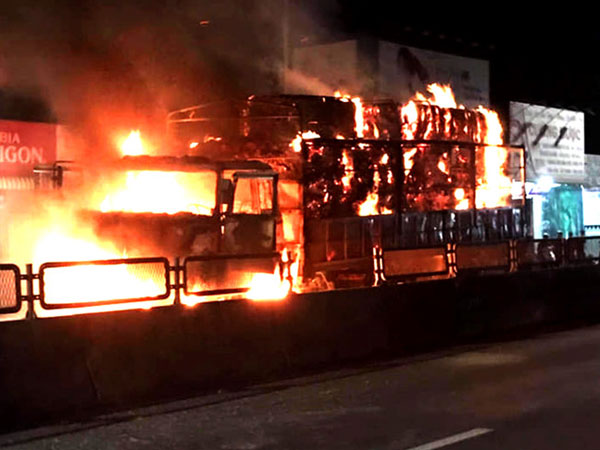 Xe tải cháy rụi trên quốc lộ 1, tài xế bỏ chạy thoát thân