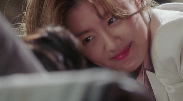 Con dâu vô ý rải bao cao su khắp phòng, mẹ chồng dọn dẹp tiện thể để lại tâm thư