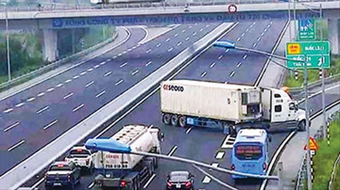 Bùng phát đi lùi, ngược chiều trên cao tốc