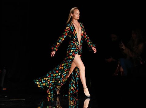 Versace hồi sinh váy hở bạo của Jennifer Lopez sau 2 thập kỷ