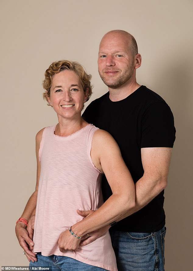 Bà mẹ 3 con đã dũng cảm khoe ra bộ ngực trần với vết sẹo, nhưng lý do đằng sau mới là điều đáng nể