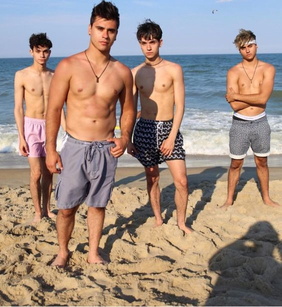 4 anh em điển trai, chưa quá 25 tuổi đã sở hữu tài sản triệu đô