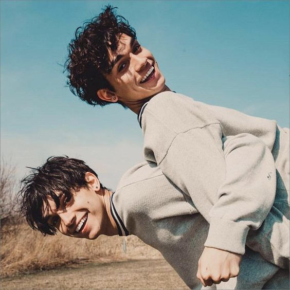 4 anh em điển trai, chưa quá 25 tuổi đã sở hữu tài sản triệu đô