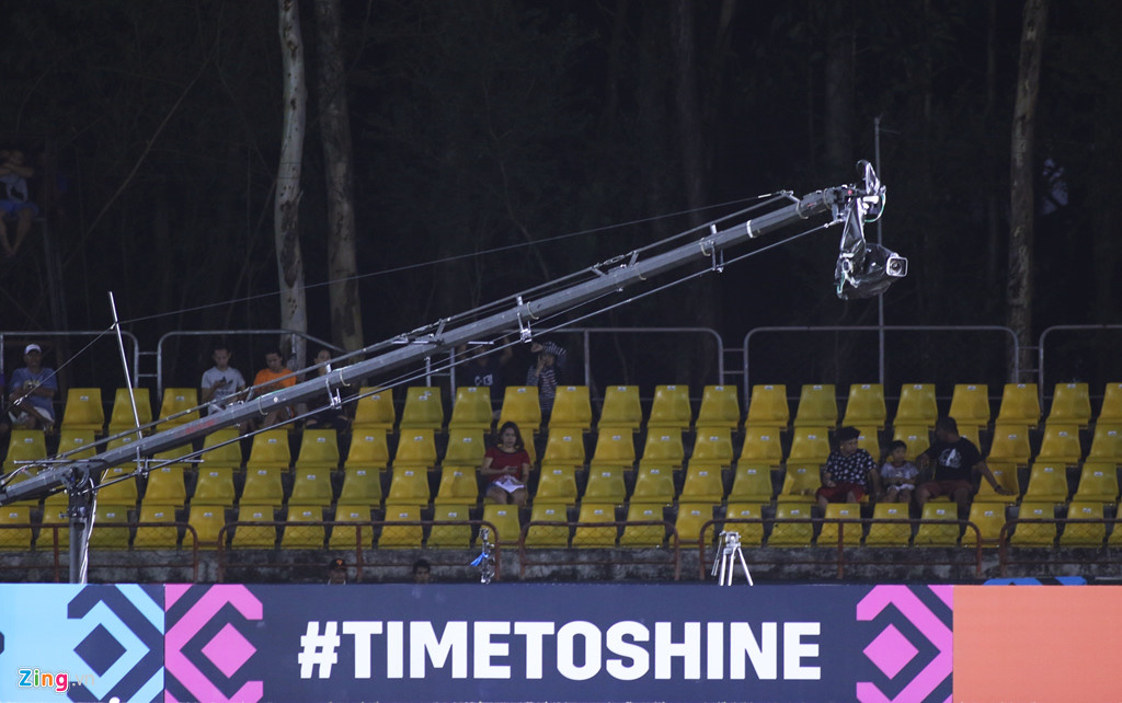 Những hàng ghế trống ở Bacolod và chiếc vé đắt đỏ tại Mỹ Đình