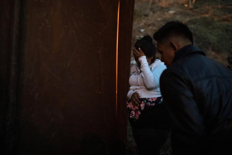 Mệt mỏi vì chờ đợi, di dân leo rào vượt biên vào đất Mỹ