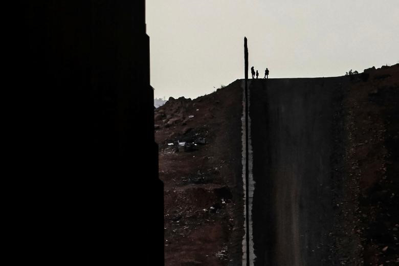 Mệt mỏi vì chờ đợi, di dân leo rào vượt biên vào đất Mỹ