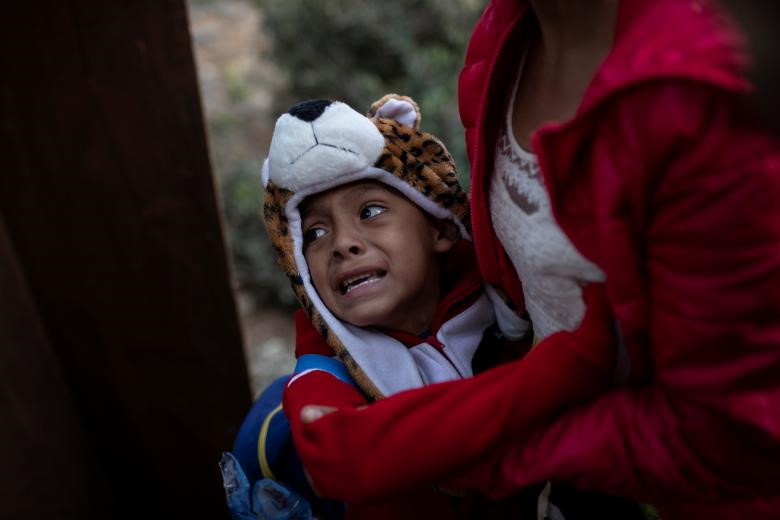 Mệt mỏi vì chờ đợi, di dân leo rào vượt biên vào đất Mỹ