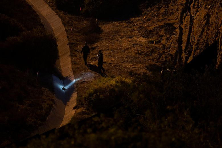 Mệt mỏi vì chờ đợi, di dân leo rào vượt biên vào đất Mỹ