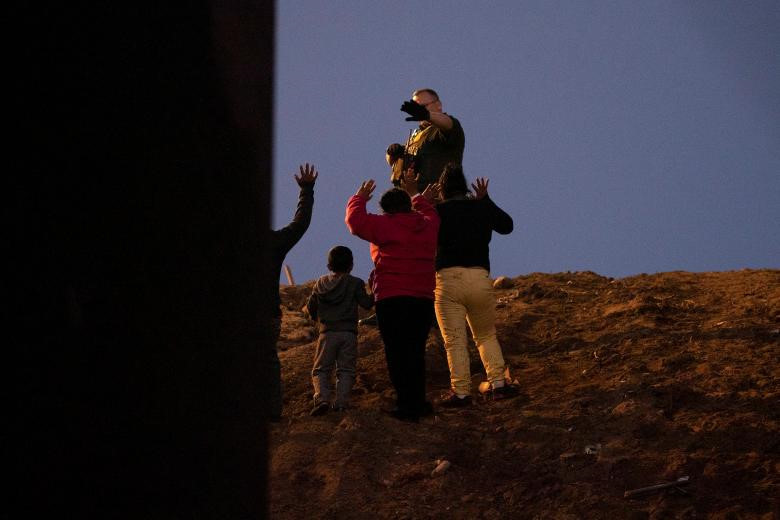 Mệt mỏi vì chờ đợi, di dân leo rào vượt biên vào đất Mỹ