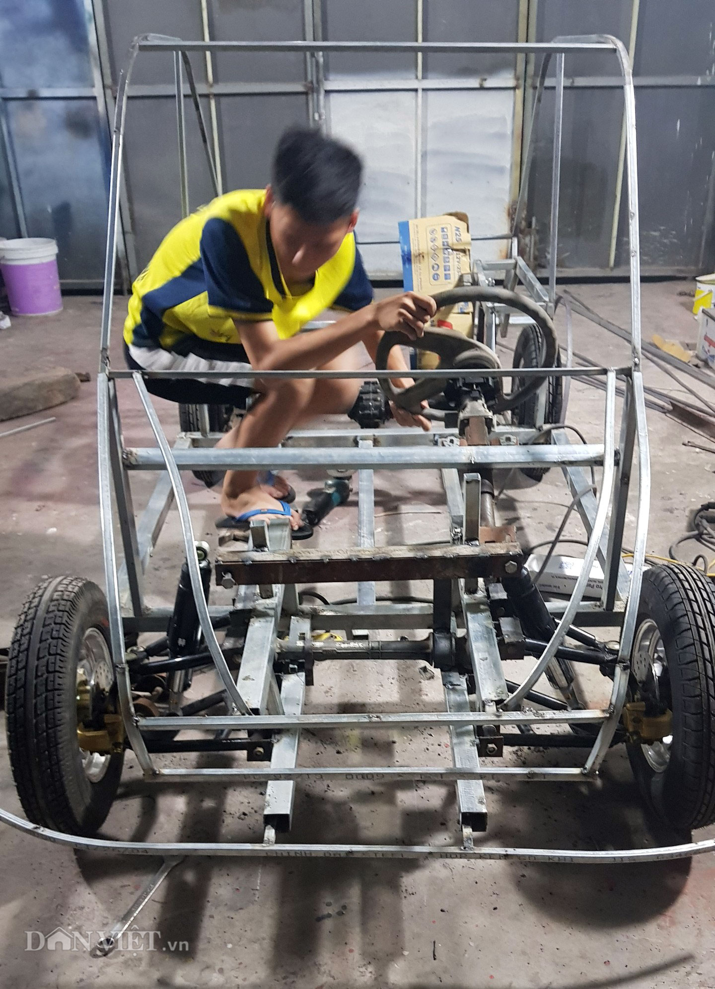 Video ảnh: Nam sinh trường huyện chế ô tô chạy bằng năng lượng mặt trời