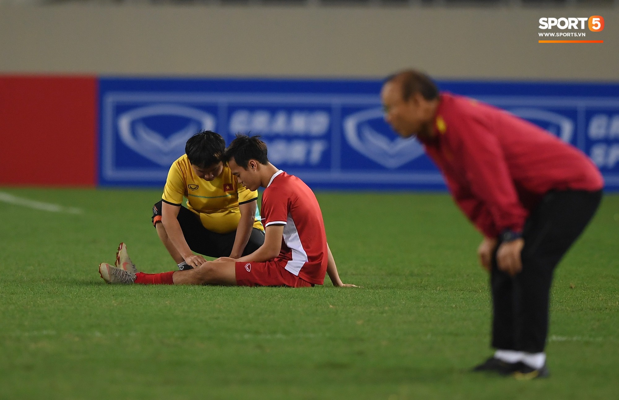 Văn Toàn tươi rói trong ngày trở lại, tuyển Việt Nam đón nhiều tin vui trước trận gặp Philippines