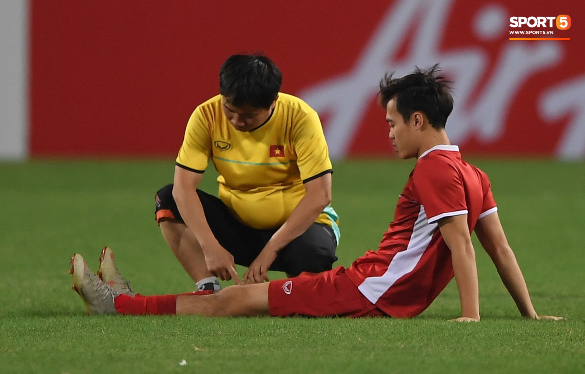 Văn Toàn tươi rói trong ngày trở lại, tuyển Việt Nam đón nhiều tin vui trước trận gặp Philippines