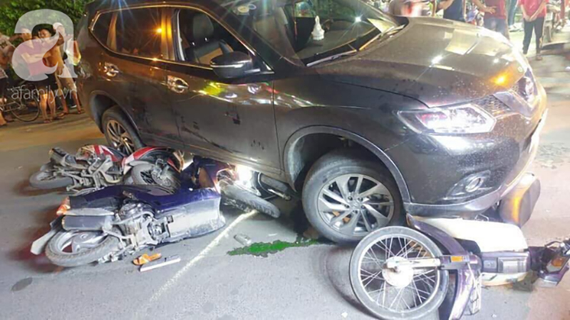 TP.HCM: Ô tô điên tông hàng loạt xe máy, cuốn 1 trẻ em và 3 người lớn vào gầm