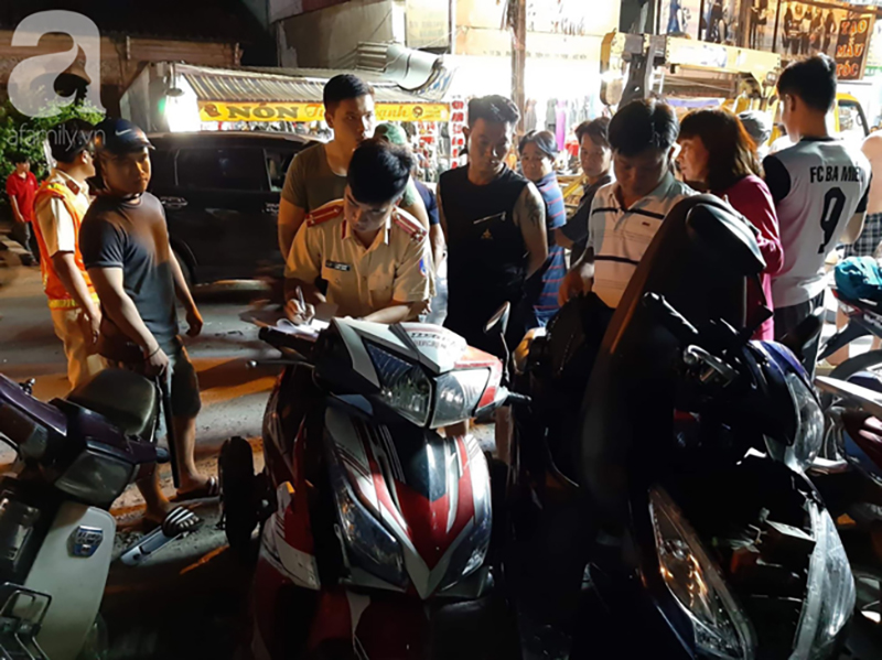 TP.HCM: Ô tô điên tông hàng loạt xe máy, cuốn 1 trẻ em và 3 người lớn vào gầm