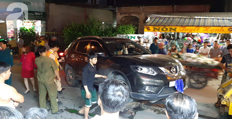 TP.HCM: Ô tô điên tông hàng loạt xe máy, cuốn 1 trẻ em và 3 người lớn vào gầm