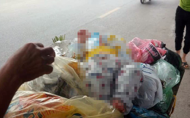 Phát hiện bé trai khoảng 4 tháng tuổi đặt trên thùng rác giữa phố Hà Nội