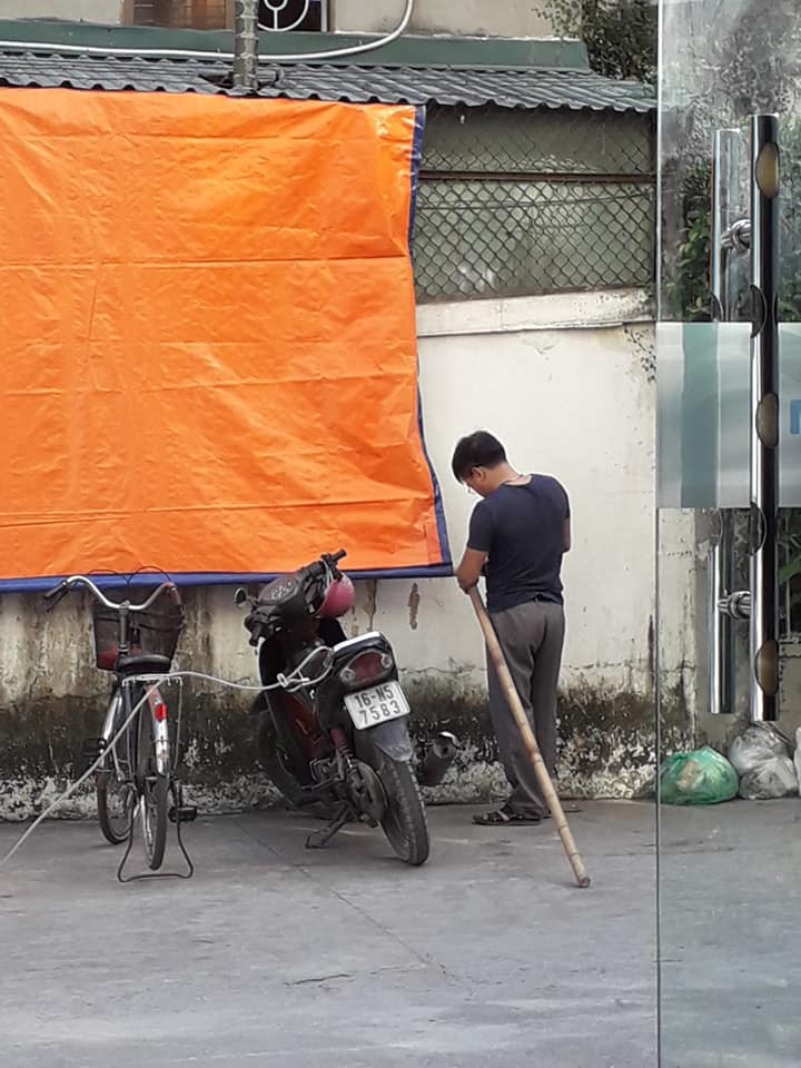 Được sếp tự tay làm mái che chỗ để xe cho, nhân viên lên mạng hớn hở khoe nhưng bất ngờ nhất vẫn là phản ứng của cộng đồng mạng... Được sếp tự tay làm mái che chỗ để xe cho, nhân viên lên mạng hớn hở khoe nhưng bất ngờ nhất vẫn là phản ứng của cộng đồng mạng...