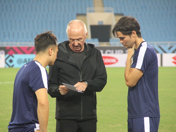 Trước ngày quyết đấu Việt Nam, đội trưởng Phil Younghusband nhận được chỉ đạo đặc biệt từ HLV Eriksson
