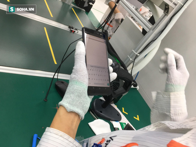 Video: Robot lắp ráp điện thoại trong nhà máy của VSmart