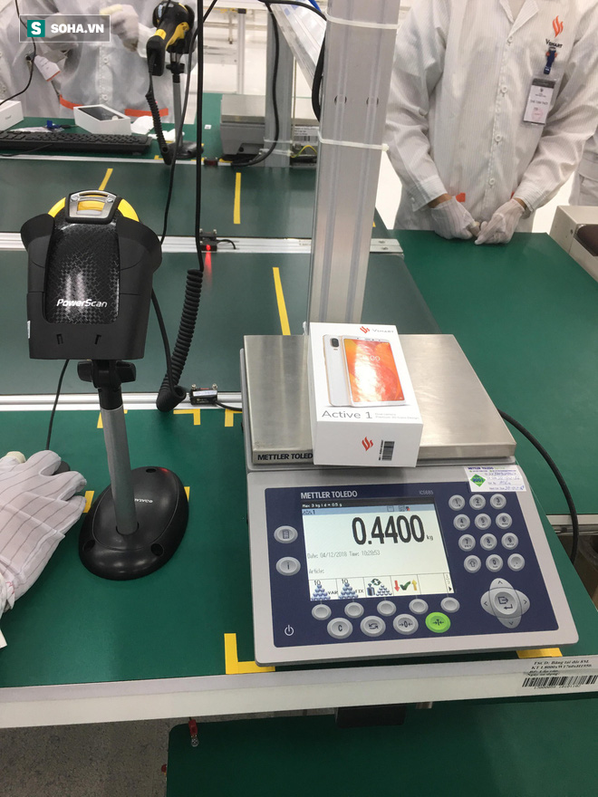 Video: Robot lắp ráp điện thoại trong nhà máy của VSmart