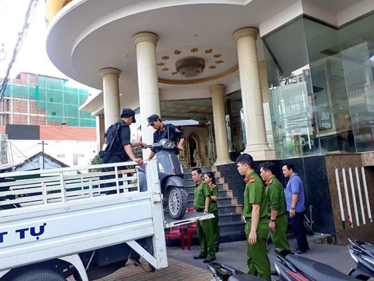 Đột kích quán karaoke Luxury, phát hiện 200 người sử dụng ma túy Đột kích quán karaoke Luxury, phát hiện 200 người sử dụng ma túy