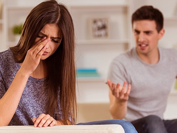 Xa nhau một năm ròng, đêm đầu tiên gặp lại, chồng đã hất tôi ra rồi giáng cho một bạt tai