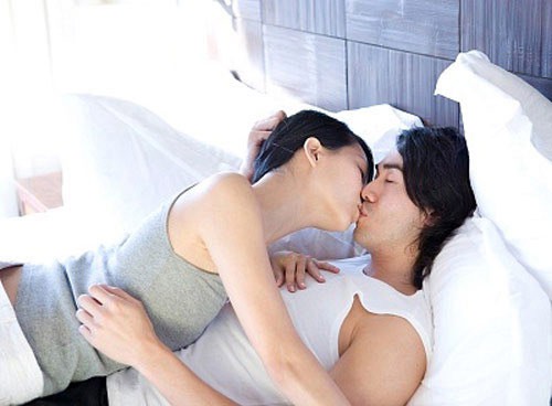 Xa nhau một năm ròng, đêm đầu tiên gặp lại, chồng đã hất tôi ra rồi giáng cho một bạt tai