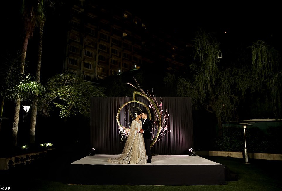 Nick Jonas và Hoa hậu Thế giới hạnh phúc ngập tràn trong bữa tiệc cưới có cả Thủ tướng Ấn Độ tham dự