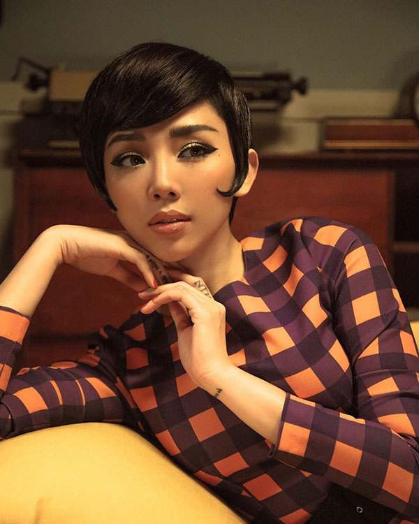 Tóc Tiên không gây nhàm chán với tóc ngắn, nhuộm màu nổi trội