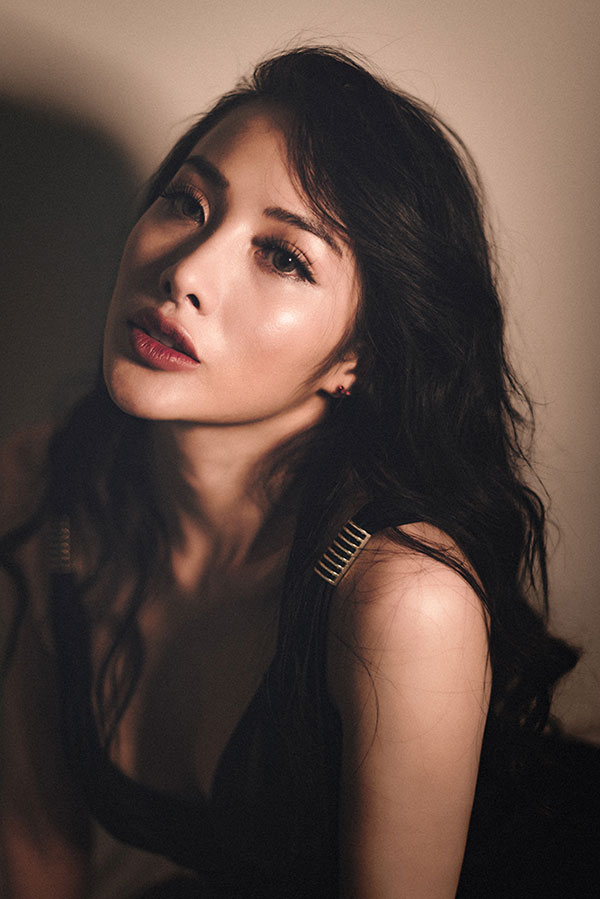 Lee Hyori Việt khoe đường cong đẹp mắt với monokini đen gợi cảm