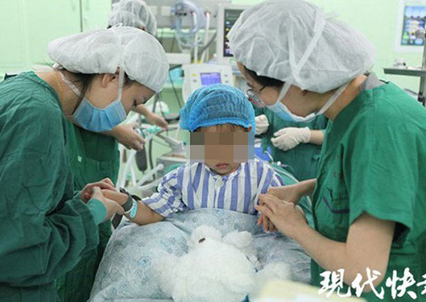 Bé gái 3 tuổi bị chẩn đoán mắc bệnh ung thư vú, dấu hiệu đến từ những thay đổi nhỏ nhất trên người em được mẹ phát hiện kịp thời Bé gái 3 tuổi bị chẩn đoán mắc bệnh ung thư vú, dấu hiệu đến từ những thay đổi nhỏ nhất trên người em được mẹ phát hiện kịp thời