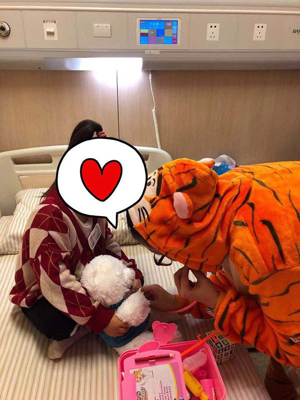 Bé gái 3 tuổi bị chẩn đoán mắc bệnh ung thư vú, dấu hiệu đến từ những thay đổi nhỏ nhất trên người em được mẹ phát hiện kịp thời Bé gái 3 tuổi bị chẩn đoán mắc bệnh ung thư vú, dấu hiệu đến từ những thay đổi nhỏ nhất trên người em được mẹ phát hiện kịp thời
