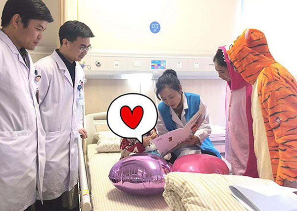 Bé gái 3 tuổi bị chẩn đoán mắc bệnh ung thư vú, dấu hiệu đến từ những thay đổi nhỏ nhất trên người em được mẹ phát hiện kịp thời Bé gái 3 tuổi bị chẩn đoán mắc bệnh ung thư vú, dấu hiệu đến từ những thay đổi nhỏ nhất trên người em được mẹ phát hiện kịp thời