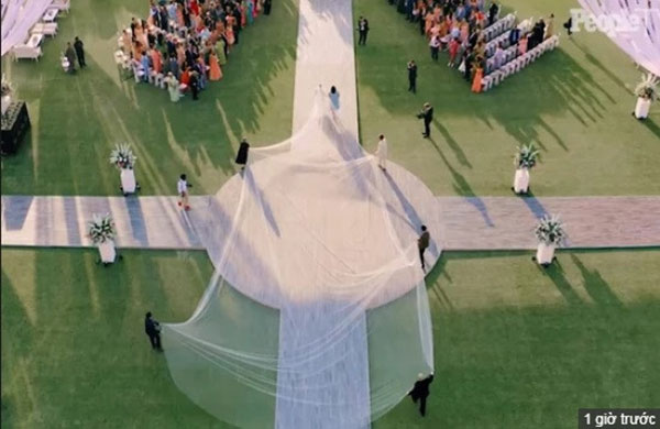 Hoa hậu Thế giới 2000 diện váy xuyên thấu lộng lẫy trong lễ cưới