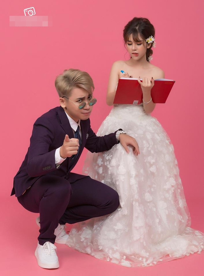 Thiệp cưới hài hước như tấm vé mời ra mắt vlog của Huy Cung