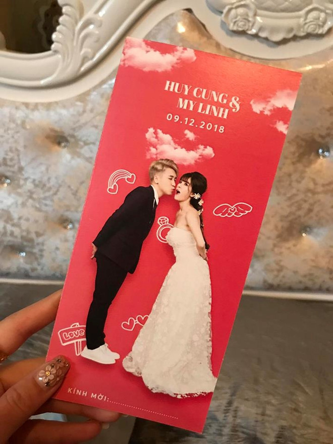 Thiệp cưới hài hước như tấm vé mời ra mắt vlog của Huy Cung