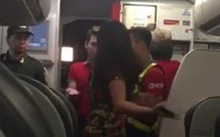 2 khách định đấm vào mặt tiếp viên trên máy bay từ TP HCM đi Vinh
